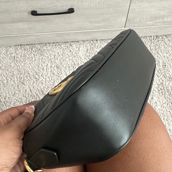 Gucci Black Chevron Crossbody Bag with Gold Logo - Picture 8 of 16